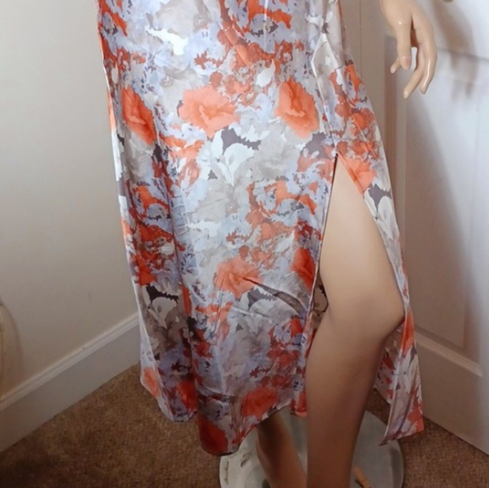 Beautiful Satin Feel Dress Hugs Your Body! - Picture 6 of 10